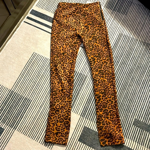 Forever 21 Suede Leopard print hot pants - Picture 1 of 4